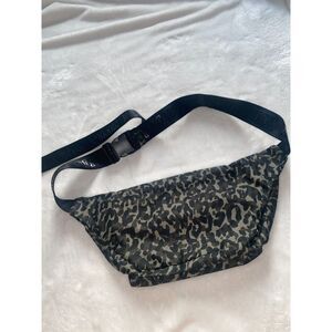 Pink Victoria’s Secret Waist Pack Bag Green Camouflage 2 Pocket Adjustable Belt